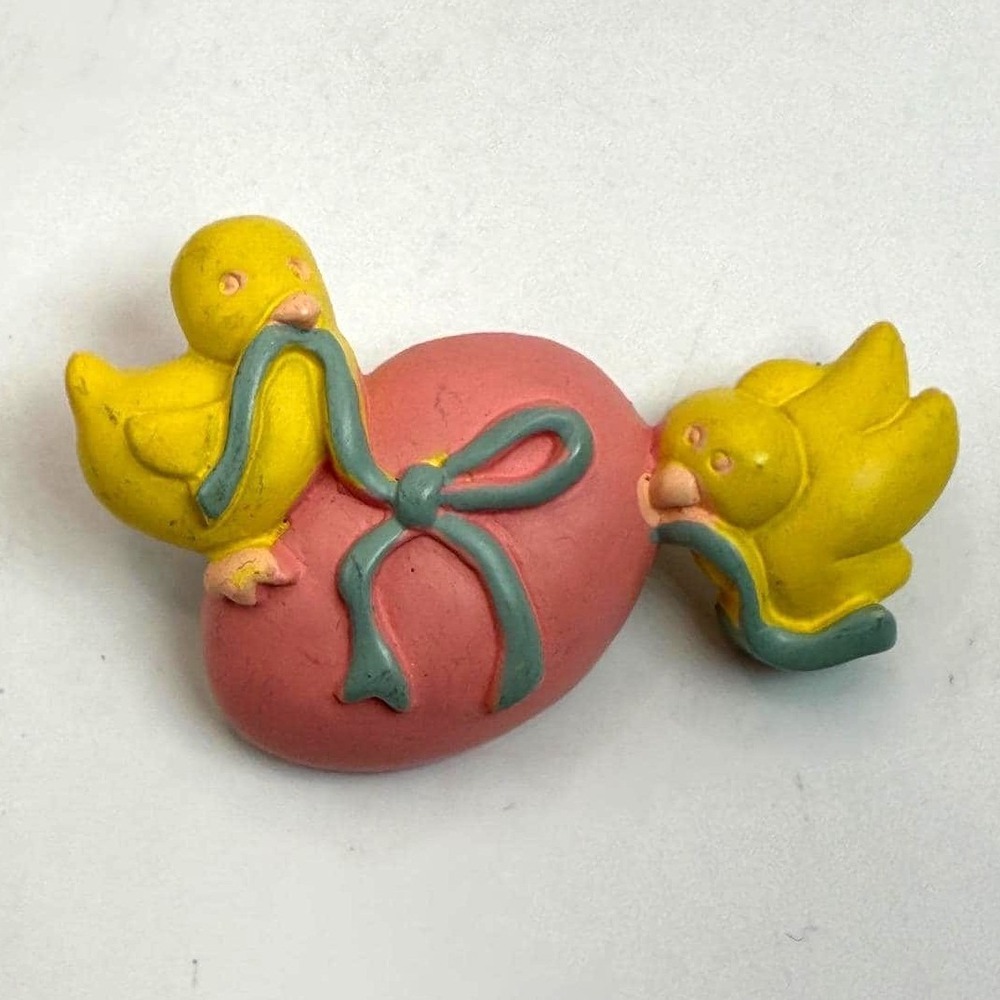 Vintage Resin Easter‎ Brooch – Yellow Birds with Pink Heart 80s 90s Novelty Pin